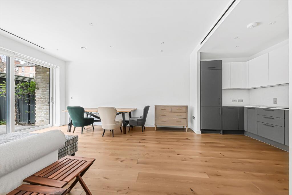 2 bed 1st Floor Flat for rent in London. From Knight Frank