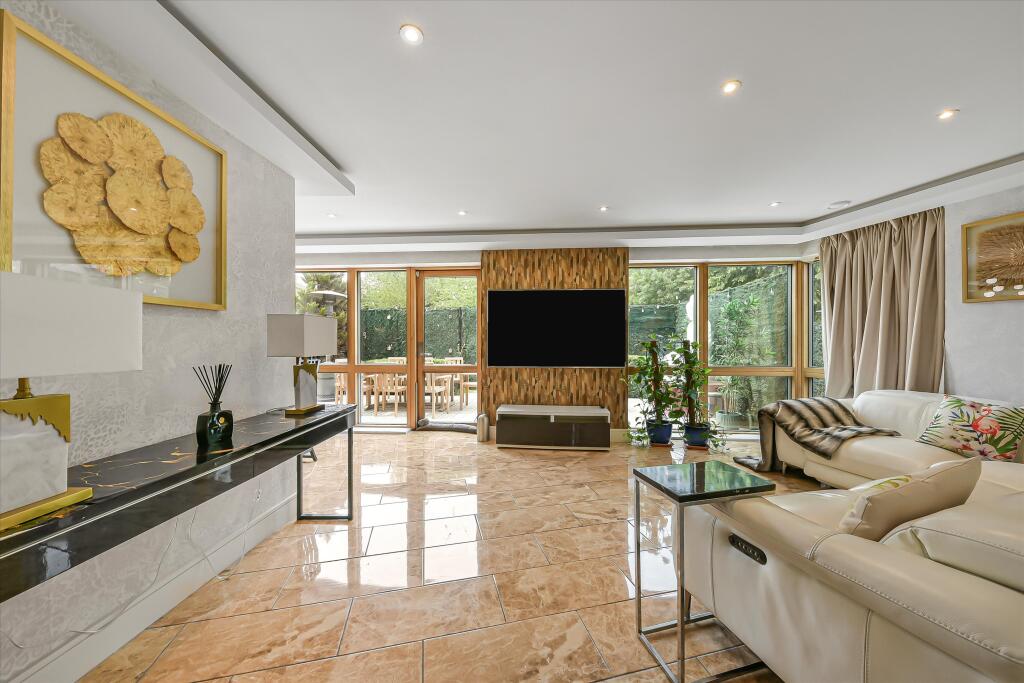 3 bed 1st Floor Flat for rent in London. From Knight Frank