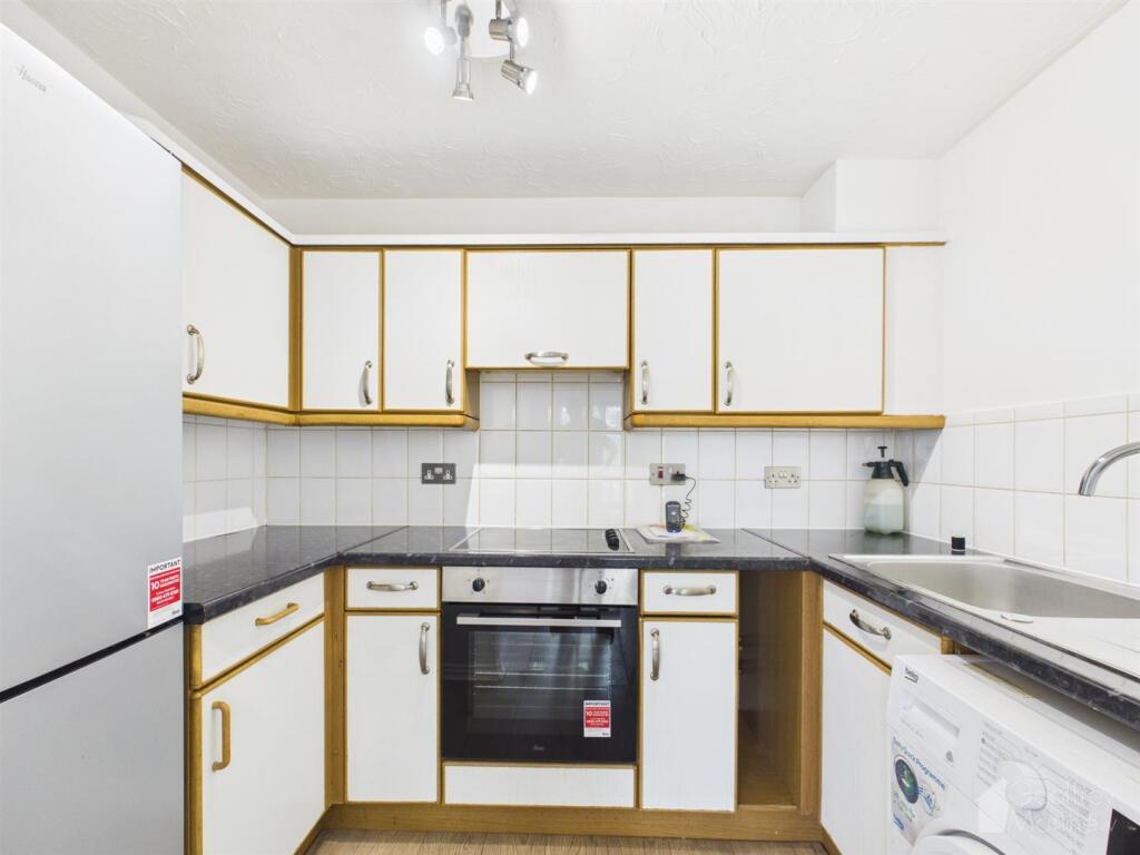 2 bed 1st Floor Flat for rent in Foster Street. From Geoffrey Matthew Estates - Old Harlow 2 bed 1st Floor Flat for rent in Foster Street. From Geoffrey Matthew Estates - Old Harlow