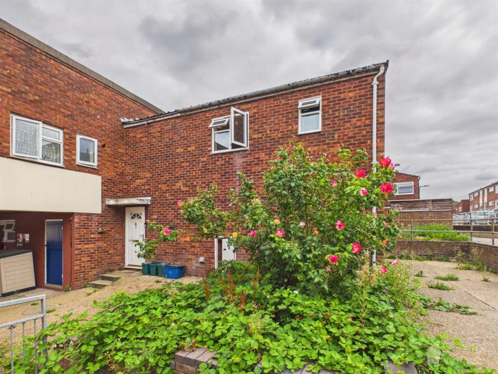 3 bed Mid Terraced House for rent in Harlow. From Geoffrey Matthew Estates - Old Harlow 3 bed Mid Terraced House for rent in Harlow. From Geoffrey Matthew Estates - Old Harlow
