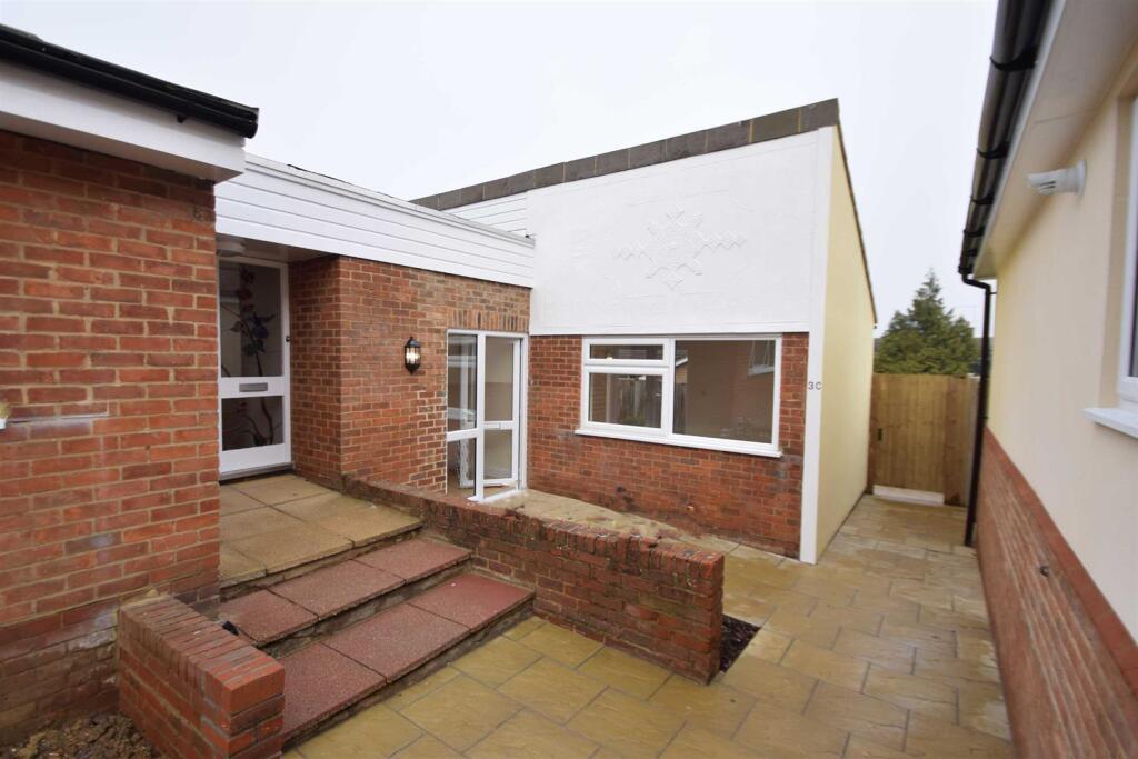 2 bed Bungalow for rent in Roydon Hamlet. From Geoffrey Matthew Estates - Old Harlow