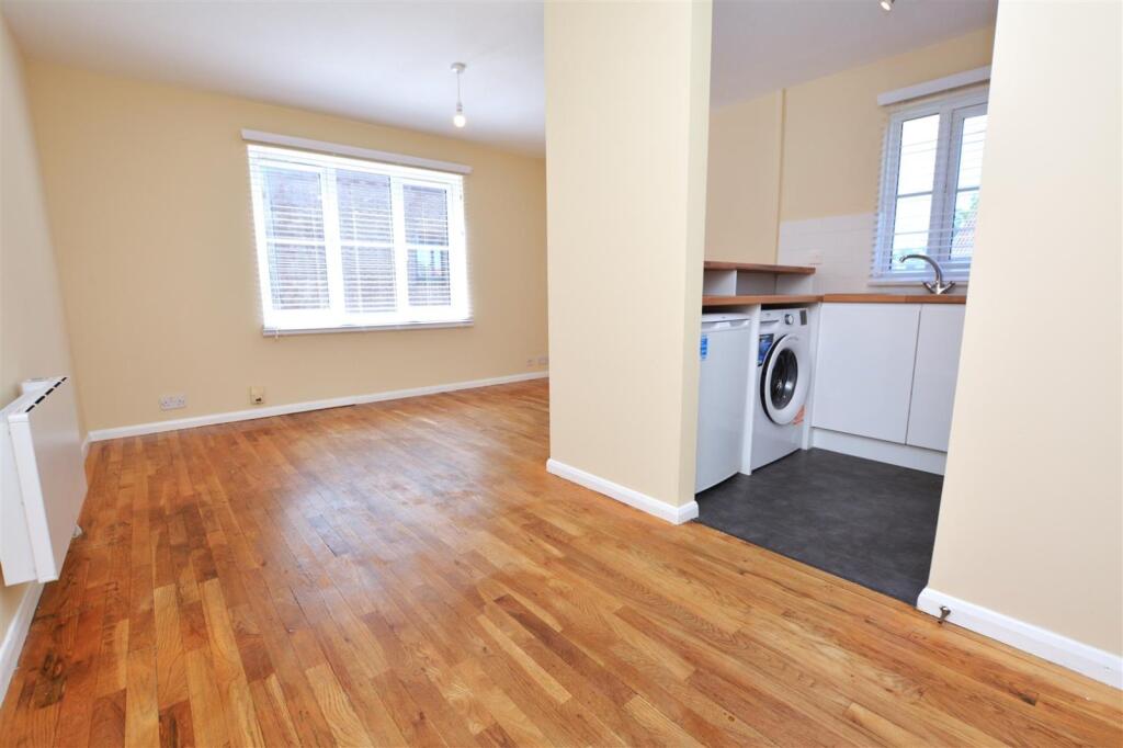1 bed 1st Floor Flat for rent in Mitcham. From Kinleigh Folkard & Hayward - Sales - Tooting