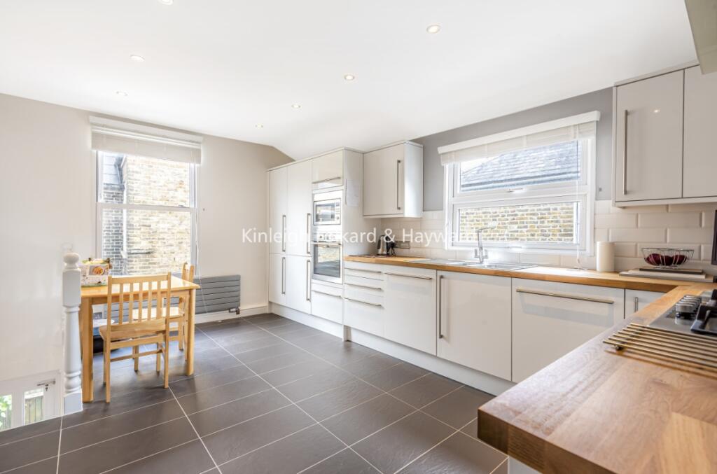 2 bed 1st Floor Flat for rent in Merton. From Kinleigh Folkard & Hayward - Sales - Tooting 2 bed 1st Floor Flat for rent in Merton. From Kinleigh Folkard & Hayward - Sales - Tooting