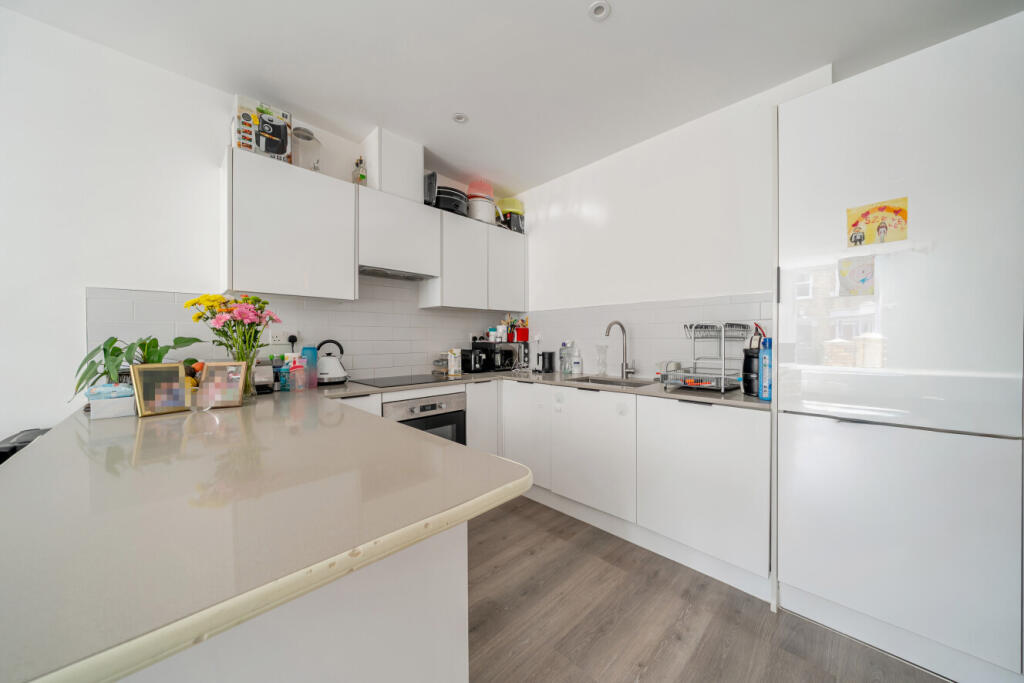 2 bed 1st Floor Flat for rent in Merton. From Kinleigh Folkard & Hayward - Sales - Tooting 2 bed 1st Floor Flat for rent in Merton. From Kinleigh Folkard & Hayward - Sales - Tooting