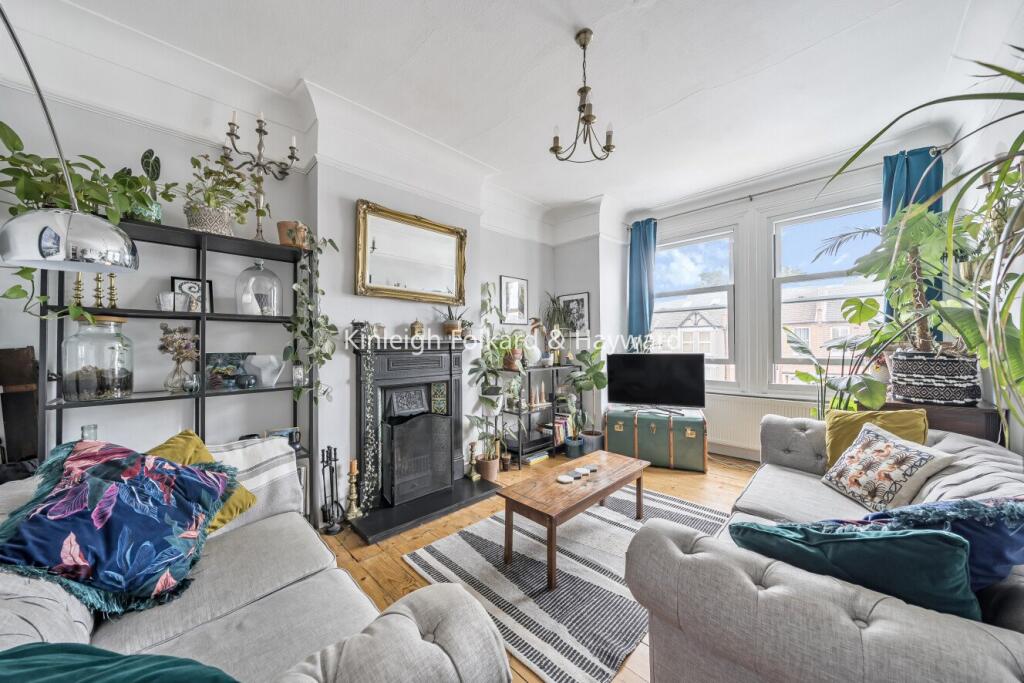 3 bed 1st Floor Flat for rent in Mitcham. From Kinleigh Folkard & Hayward - Sales - Tooting