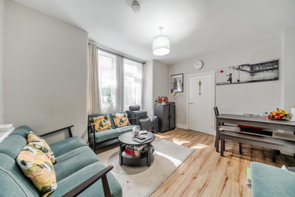 2 bed 1st Floor Flat for rent in Merton. From Kinleigh Folkard & Hayward - Sales - Tooting 2 bed 1st Floor Flat for rent in Merton. From Kinleigh Folkard & Hayward - Sales - Tooting