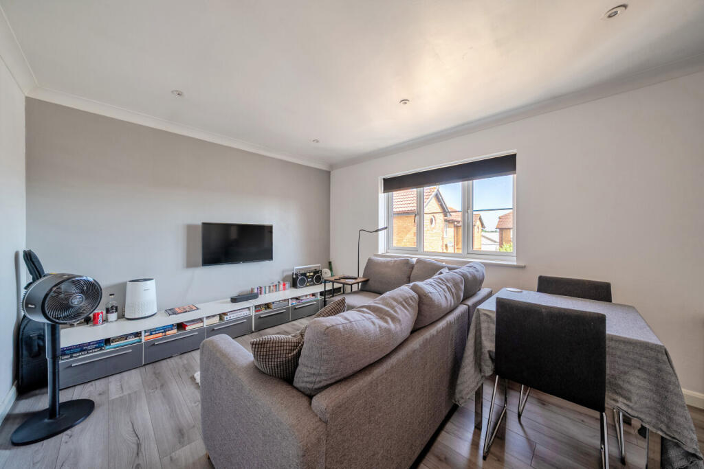 1 bed 1st Floor Flat for rent in Mitcham. From Kinleigh Folkard & Hayward - Sales - Tooting 1 bed 1st Floor Flat for rent in Mitcham. From Kinleigh Folkard & Hayward - Sales - Tooting