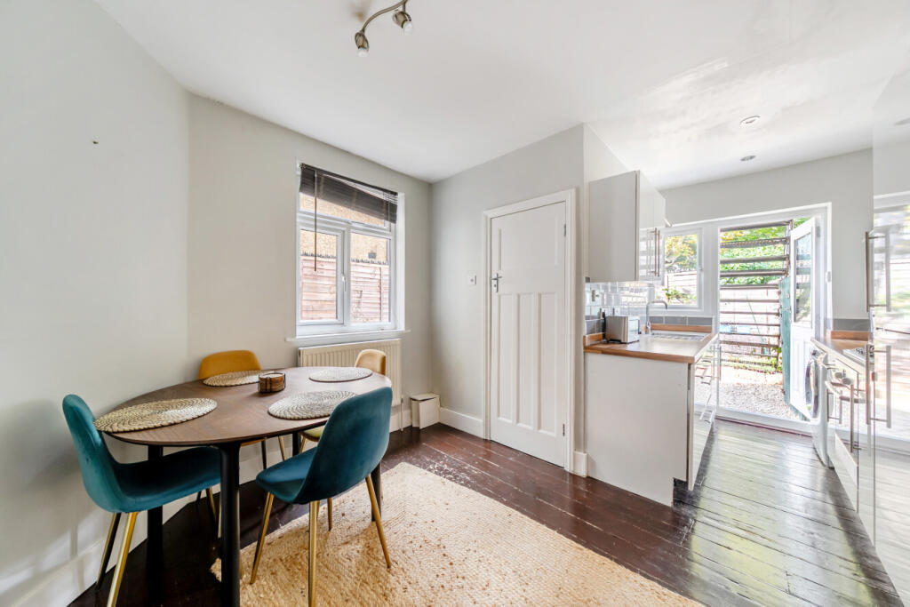 1 bed 1st Floor Flat for rent in London. From Kinleigh Folkard & Hayward - Sales - Tooting 1 bed 1st Floor Flat for rent in London. From Kinleigh Folkard & Hayward - Sales - Tooting