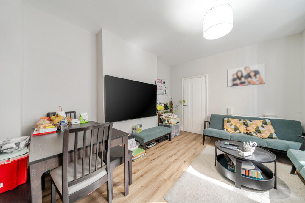 2 bed 1st Floor Flat for rent in Merton. From Kinleigh Folkard & Hayward - Sales - Tooting 2 bed 1st Floor Flat for rent in Merton. From Kinleigh Folkard & Hayward - Sales - Tooting