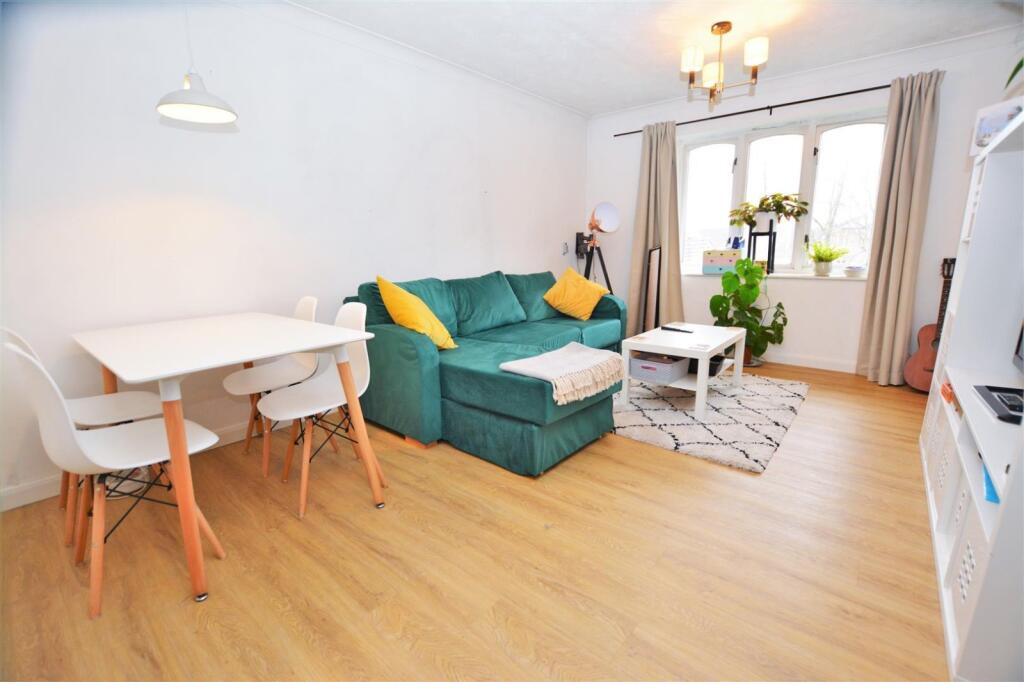 2 bed 1st Floor Flat for rent in London. From Kinleigh Folkard & Hayward - Sales - Tooting 2 bed 1st Floor Flat for rent in London. From Kinleigh Folkard & Hayward - Sales - Tooting