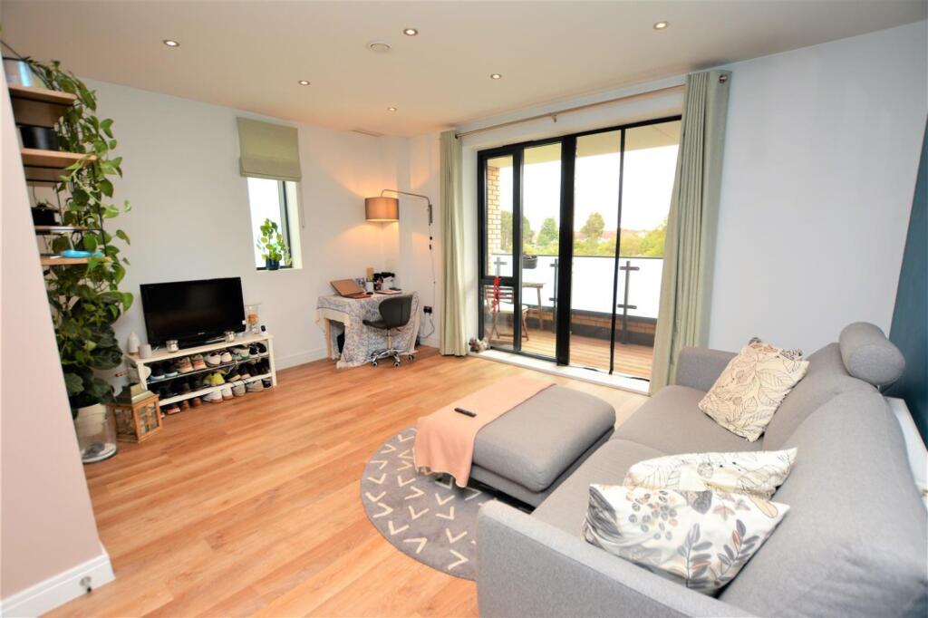 2 bed 1st Floor Flat for rent in London. From Kinleigh Folkard & Hayward - Sales - Tooting 2 bed 1st Floor Flat for rent in London. From Kinleigh Folkard & Hayward - Sales - Tooting