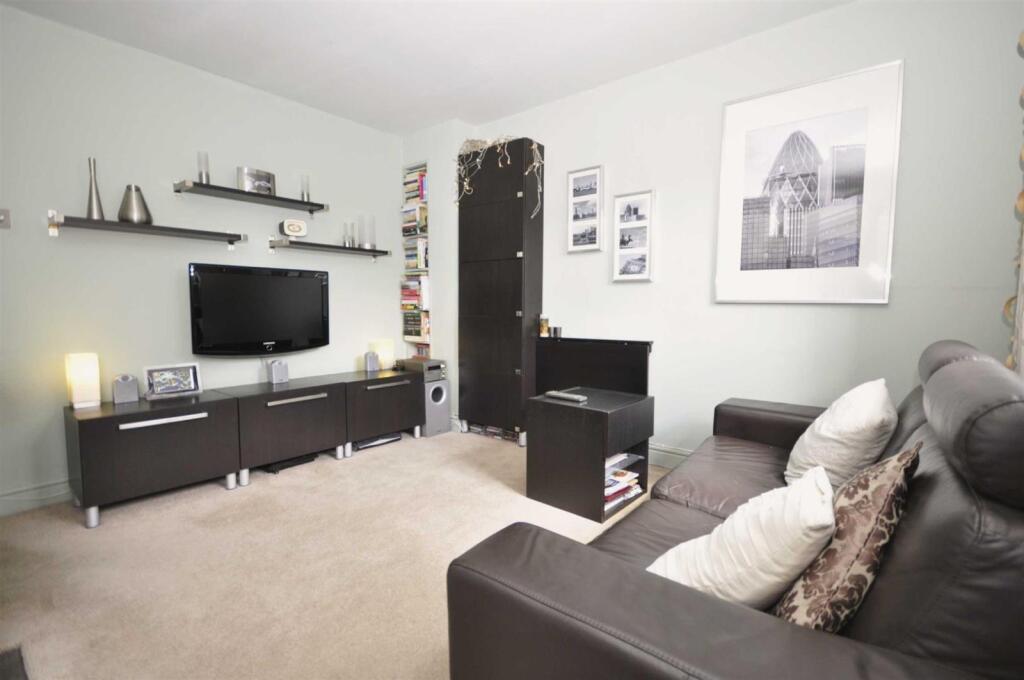 1 bed 1st Floor Flat for rent in Mitcham. From Kinleigh Folkard & Hayward - Sales - Tooting