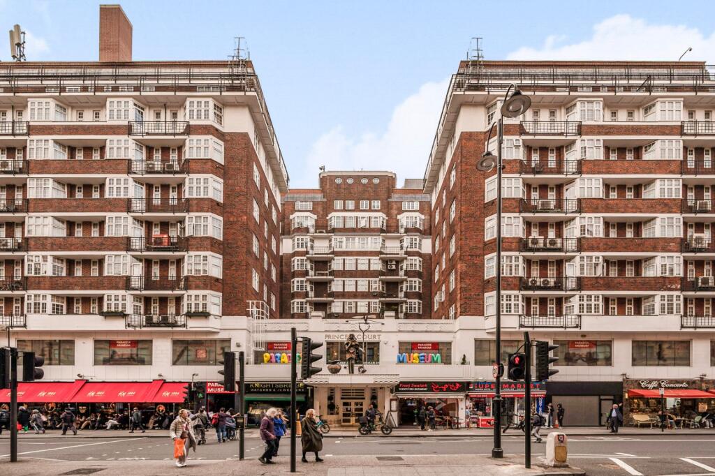 2 bed 1st Floor Flat for rent in Chelsea. From Sandfords - Regents Park