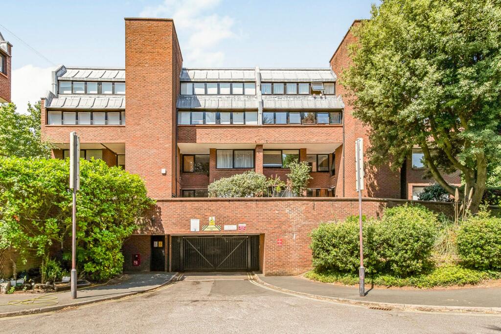 3 bed 1st Floor Flat for rent in Hampstead. From Sandfords - Regents Park