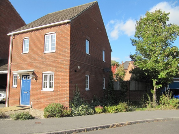 3 bed Link detached house for rent in Beggarwood, Basingstoke. From Simmons Sons