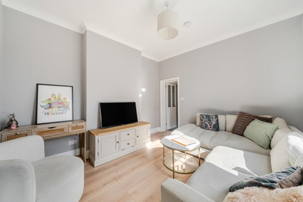 1 bed End of Terrace for rent in Putney. From Kinleigh Folkard & Hayward - Sales - Putney