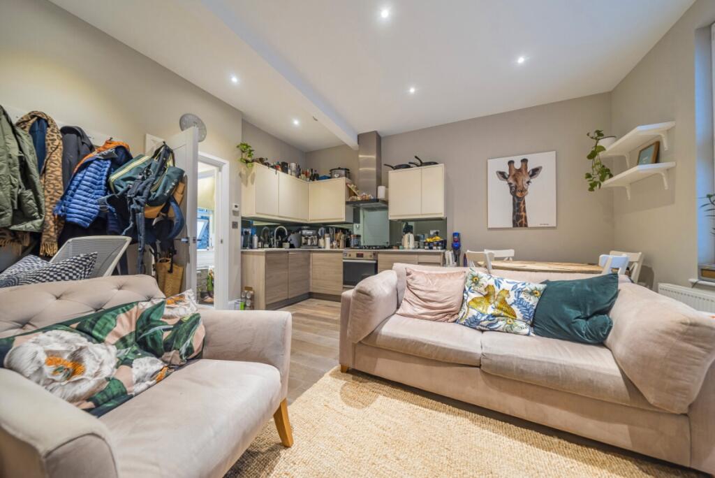 1 bed 1st Floor Flat for rent in Wandsworth. From Kinleigh Folkard & Hayward - Sales - Putney