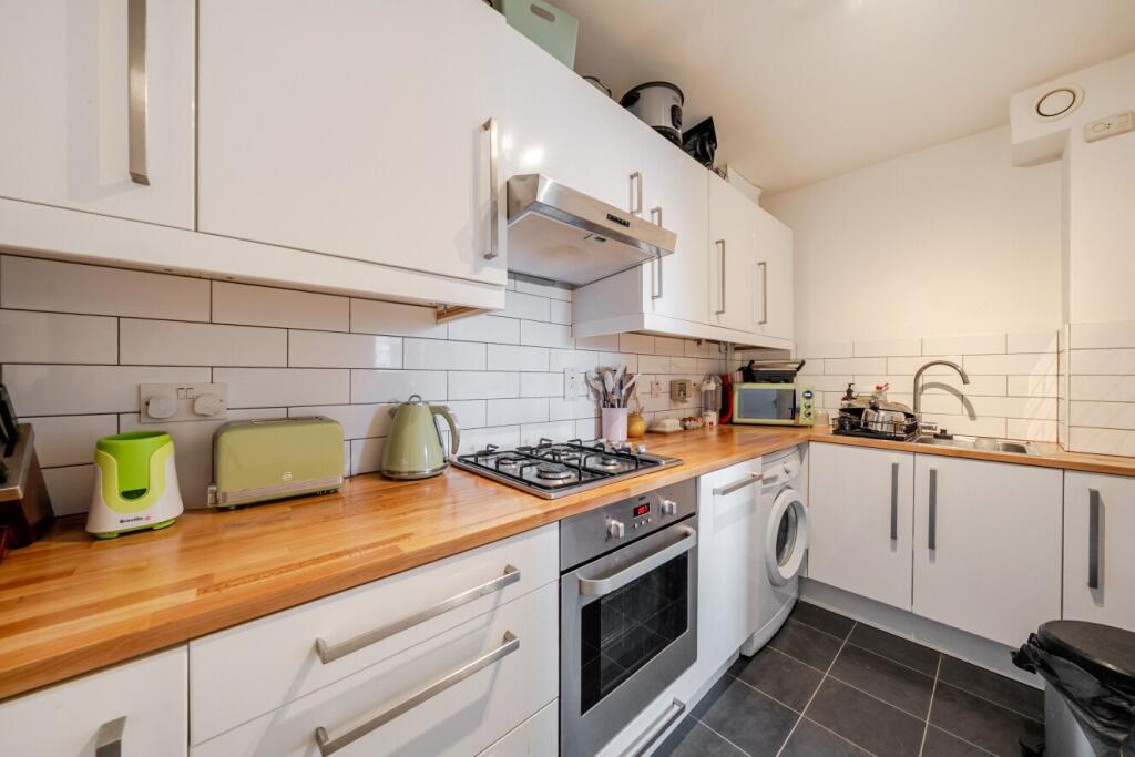 1 bed 1st Floor Flat for rent in Wandsworth. From Kinleigh Folkard & Hayward - Sales - Putney