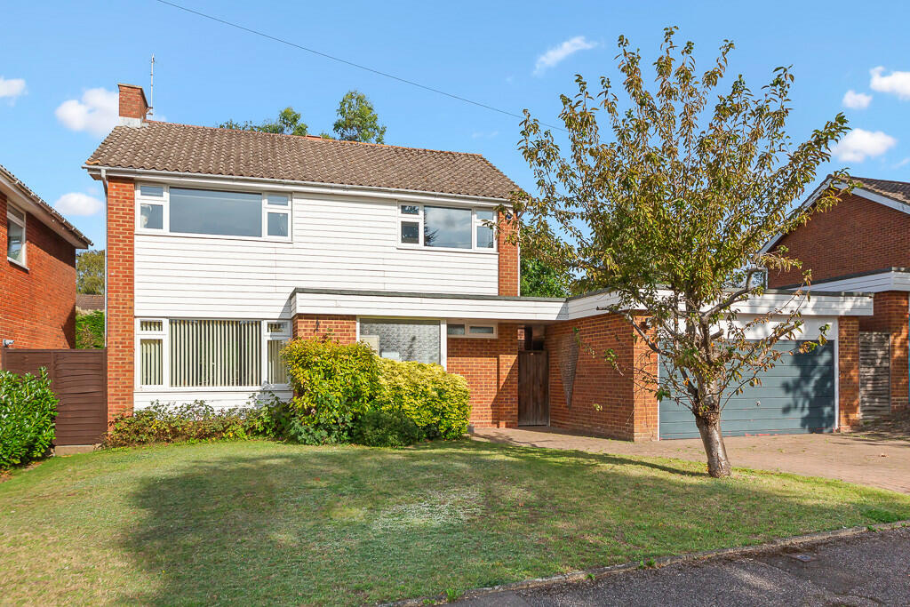 4 bed Detached House for rent in Leatherhead. From Jackie Quinn Estate Agents