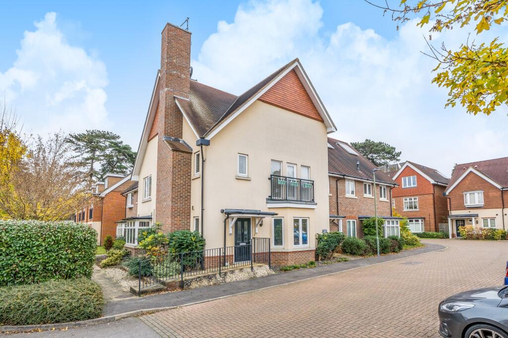 2 bed 1st Floor Flat for rent in Leatherhead. From Jackie Quinn Estate Agents - Ashtead Village