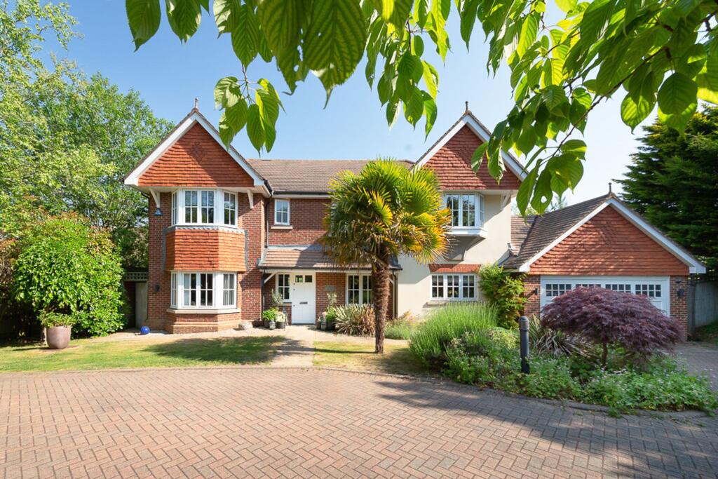 4 bed Detached for rent in Epsom. From Jackie Quinn Estate Agents - Ashtead Village 4 bed Detached for rent in Epsom. From Jackie Quinn Estate Agents - Ashtead Village
