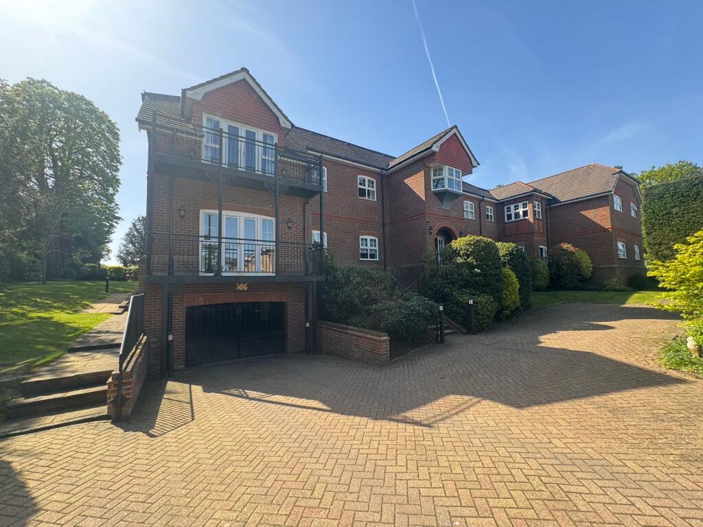 2 bed 1st Floor Flat for rent in Pachesham Park. From Jackie Quinn Estate Agents - Ashtead Village 2 bed 1st Floor Flat for rent in Pachesham Park. From Jackie Quinn Estate Agents - Ashtead Village
