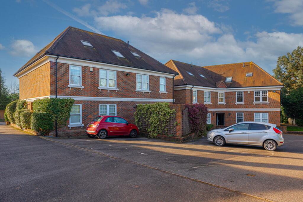 2 bed 1st Floor Flat for rent in Leatherhead. From Jackie Quinn Estate Agents - Ashtead Village