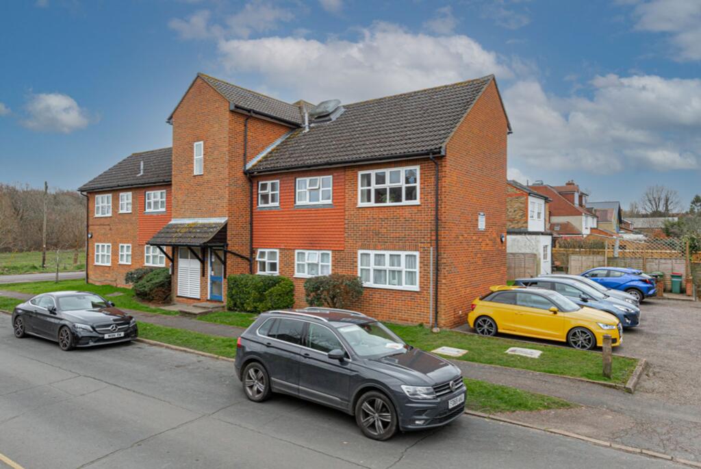 1 bed 1st Floor Flat for rent in Pachesham Park. From Jackie Quinn Estate Agents - Ashtead Village