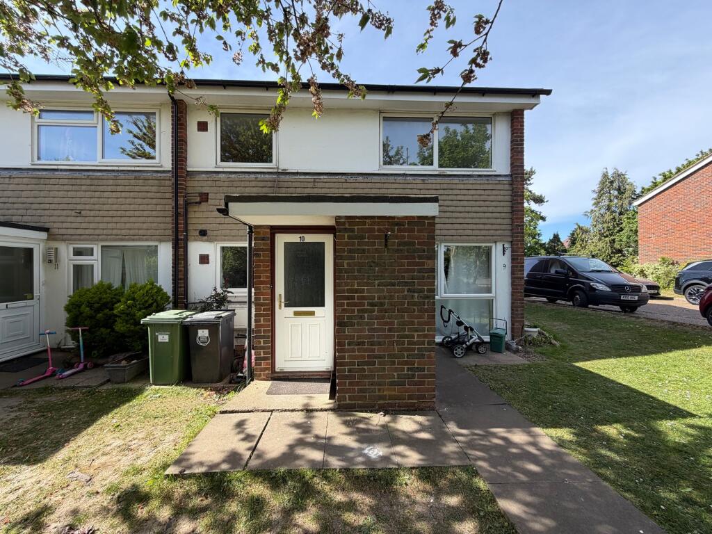 2 bed 1st Floor Flat for rent in Leatherhead. From Jackie Quinn Estate Agents - Ashtead Village