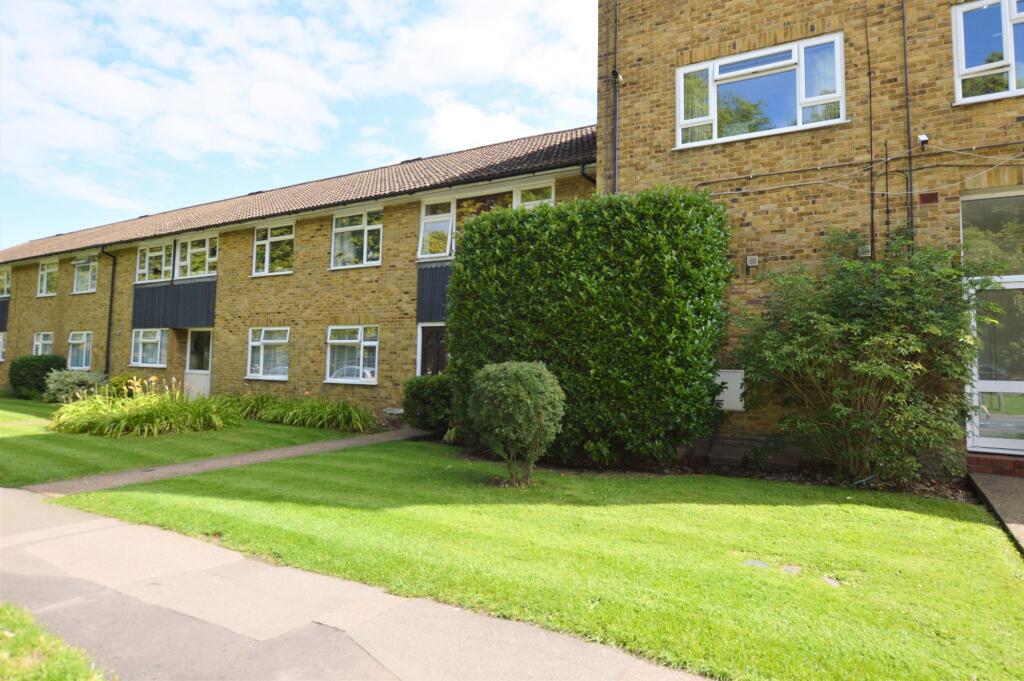 1 bed 1st Floor Flat for rent in Pachesham Park. From Jackie Quinn & Co.Ltd