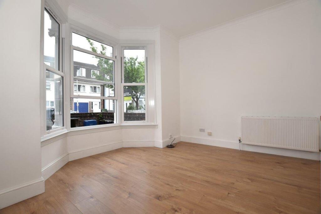 1 bed 1st Floor Flat for rent in Wanstead. From Petty Son and Prestwich