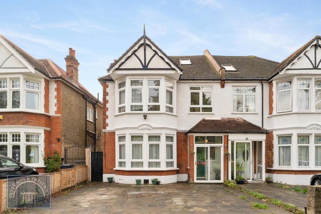 5 bed Semi Detached for rent in Wanstead. From Petty Son and Prestwich 5 bed Semi Detached for rent in Wanstead. From Petty Son and Prestwich