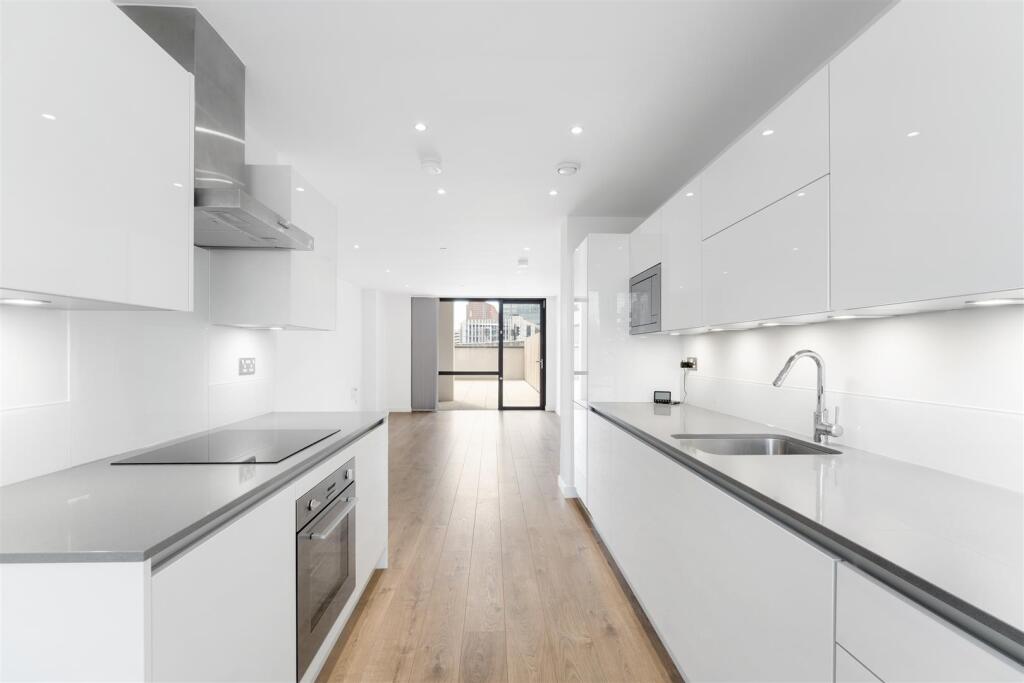 3 bed Apartment for rent in Stratford. From Petty Son and Prestwich 3 bed Apartment for rent in Stratford. From Petty Son and Prestwich