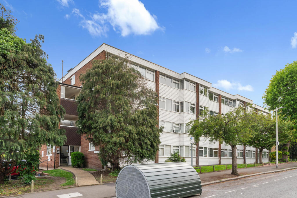 2 bed 1st Floor Flat for rent in Woodford. From Petty Son and Prestwich