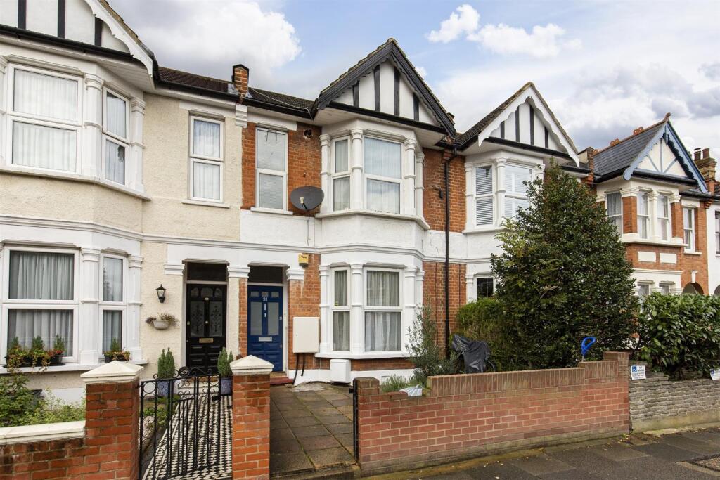 2 bed 1st Floor Flat for rent in Wanstead. From Petty Son and Prestwich