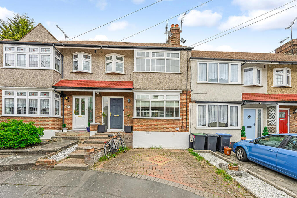 3 bed Detached for rent in Chigwell. From Petty Son and Prestwich