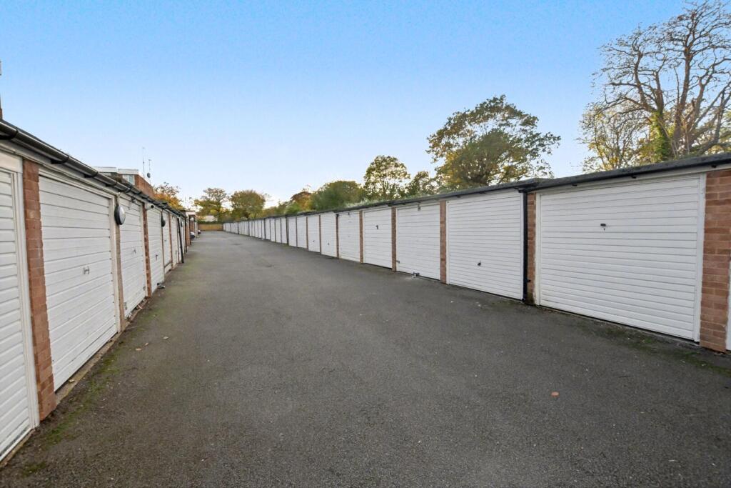 4 bed Garages for rent in Wanstead. From Petty Son and Prestwich