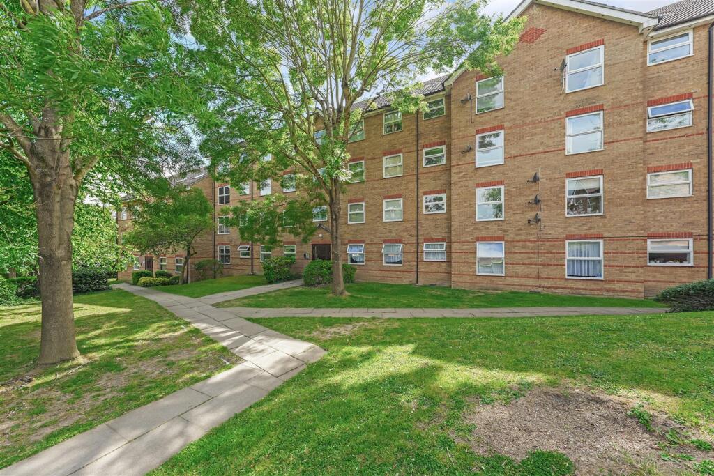 2 bed 1st Floor Flat for rent in Loughton. From Petty Son and Prestwich