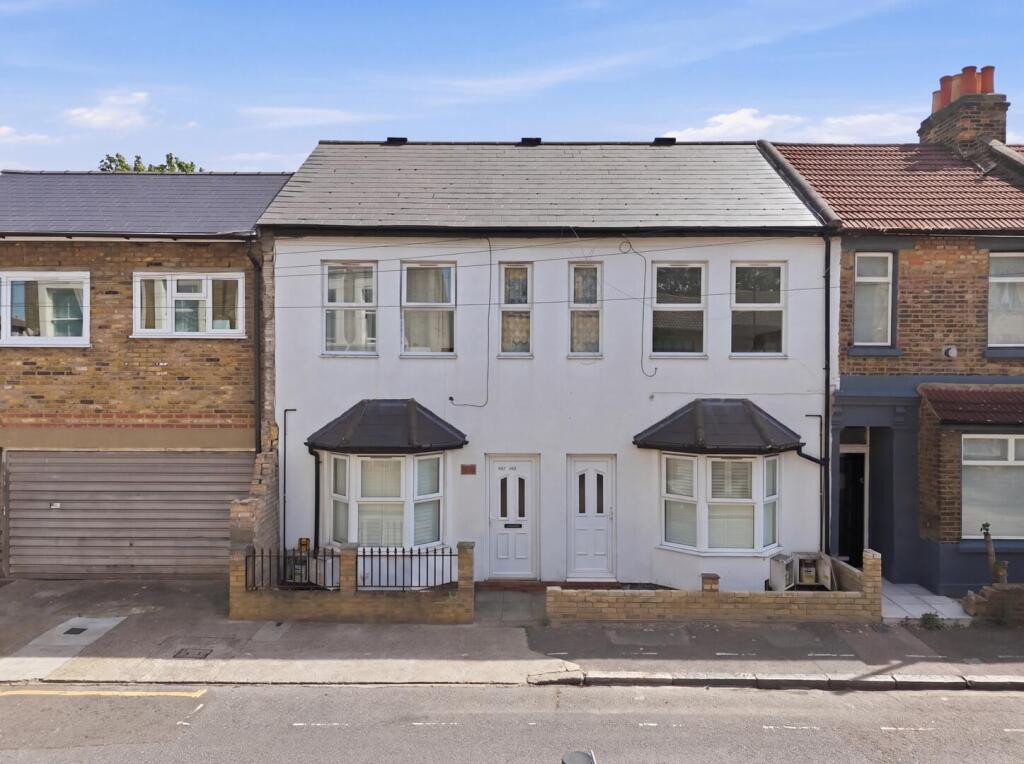 1 bed 1st Floor Flat for rent in Stratford. From Petty Son and Prestwich