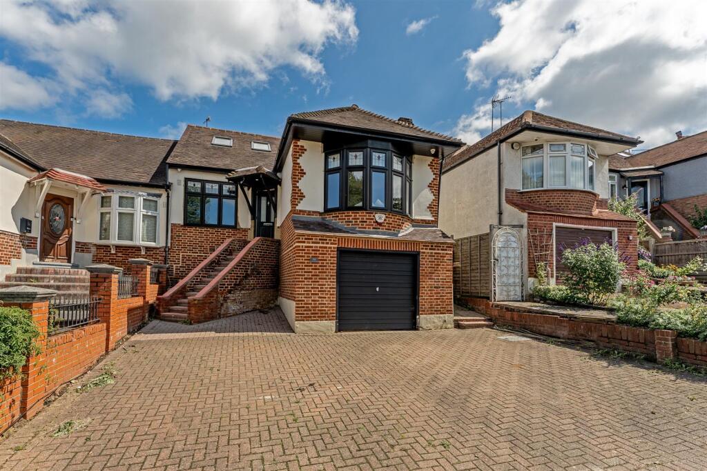 3 bed Detached for rent in Chingford. From Petty Son and Prestwich 3 bed Detached for rent in Chingford. From Petty Son and Prestwich