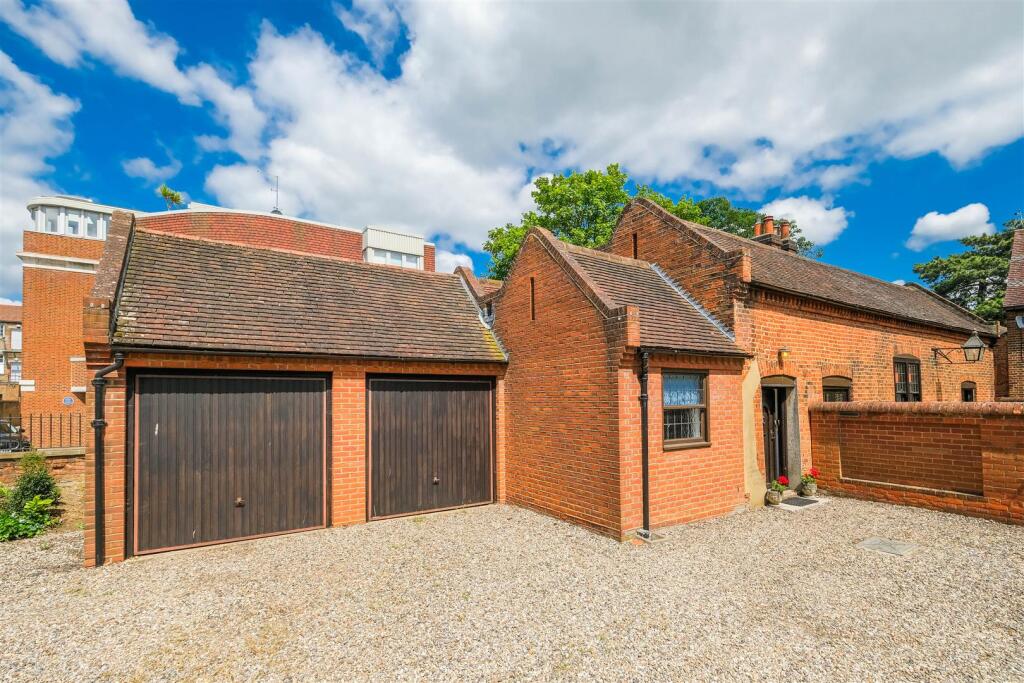 2 bed Detached for rent in Epping. From Petty Son and Prestwich