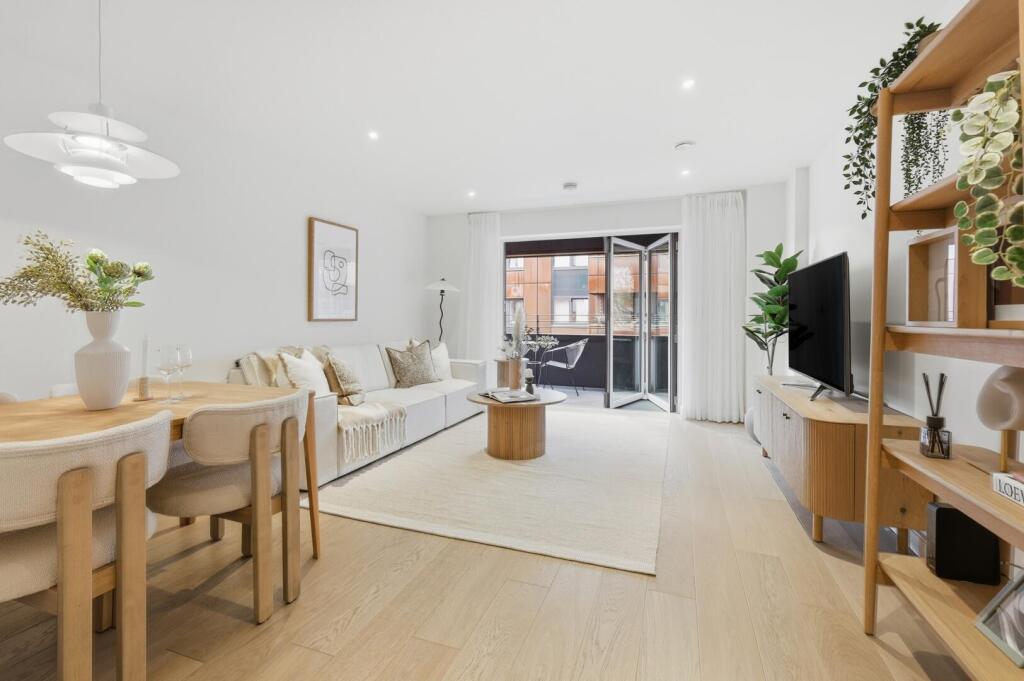 2 bed 1st Floor Flat for rent in Hackney. From Petty Son and Prestwich
