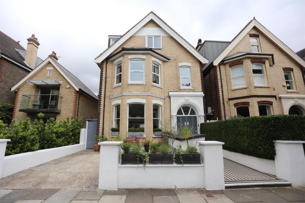 2 bed 1st Floor Flat for rent in Brighton and Hove. From Property Moves