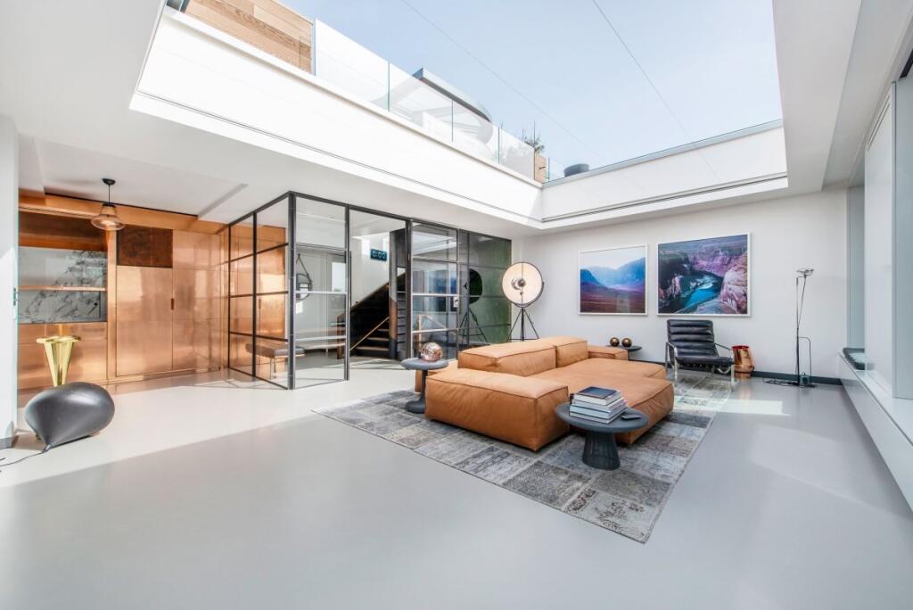 4 bed 1st Floor Flat for rent in London. From Kinleigh Folkard & Hayward