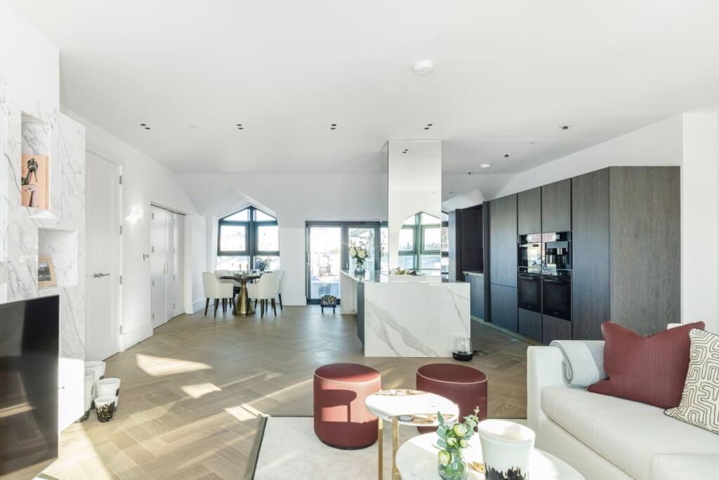 3 bed 1st Floor Flat for rent in Paddington. From Kinleigh Folkard & Hayward
