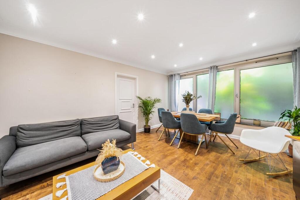 3 bed 1st Floor Flat for rent in Paddington. From Kinleigh Folkard & Hayward 3 bed 1st Floor Flat for rent in Paddington. From Kinleigh Folkard & Hayward