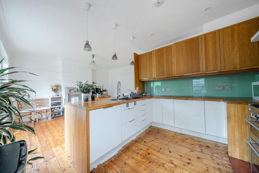 3 bed Detached for rent in Streatham. From Kinleigh Folkard & Hayward - Sales - Streatham 3 bed Detached for rent in Streatham. From Kinleigh Folkard & Hayward - Sales - Streatham