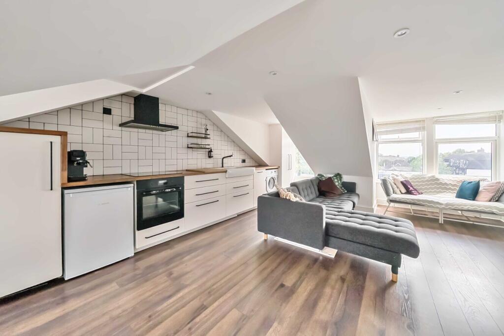 3 bed 1st Floor Flat for rent in London. From Kinleigh Folkard & Hayward - Sales - Streatham 3 bed 1st Floor Flat for rent in London. From Kinleigh Folkard & Hayward - Sales - Streatham