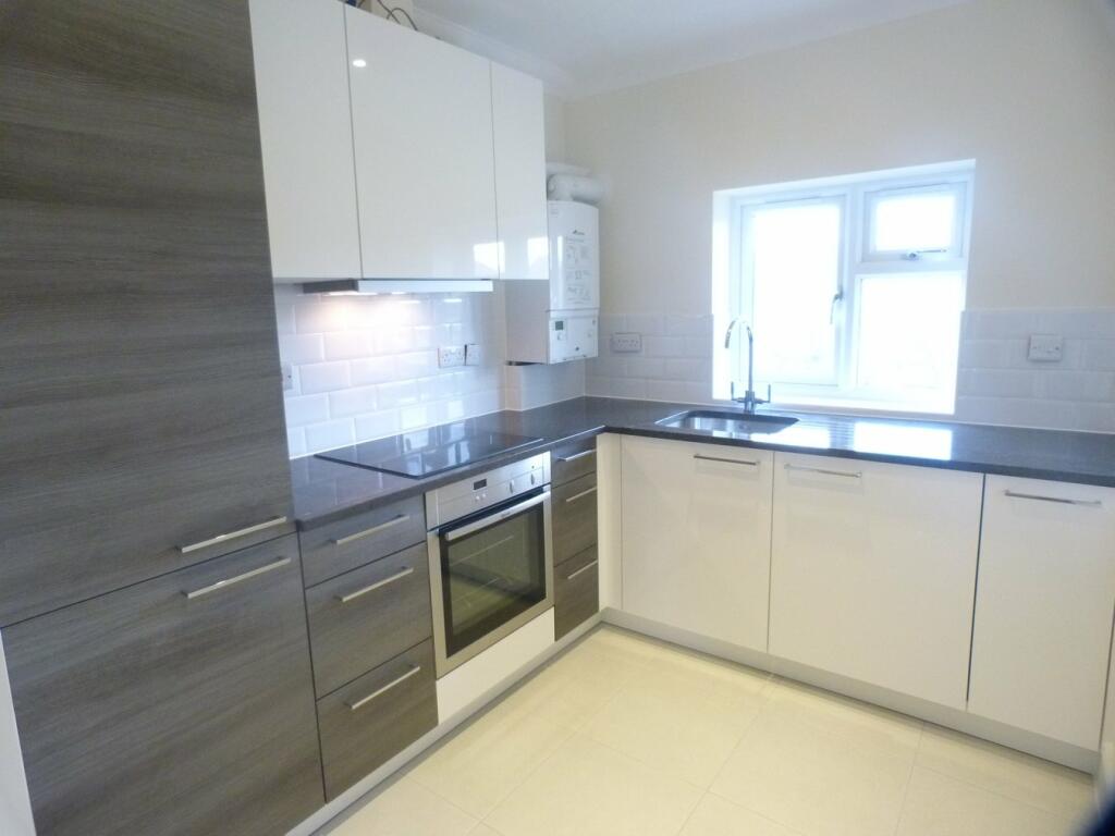 2 bed Flat for rent in Burwood Park. From Martin Flashman and Co