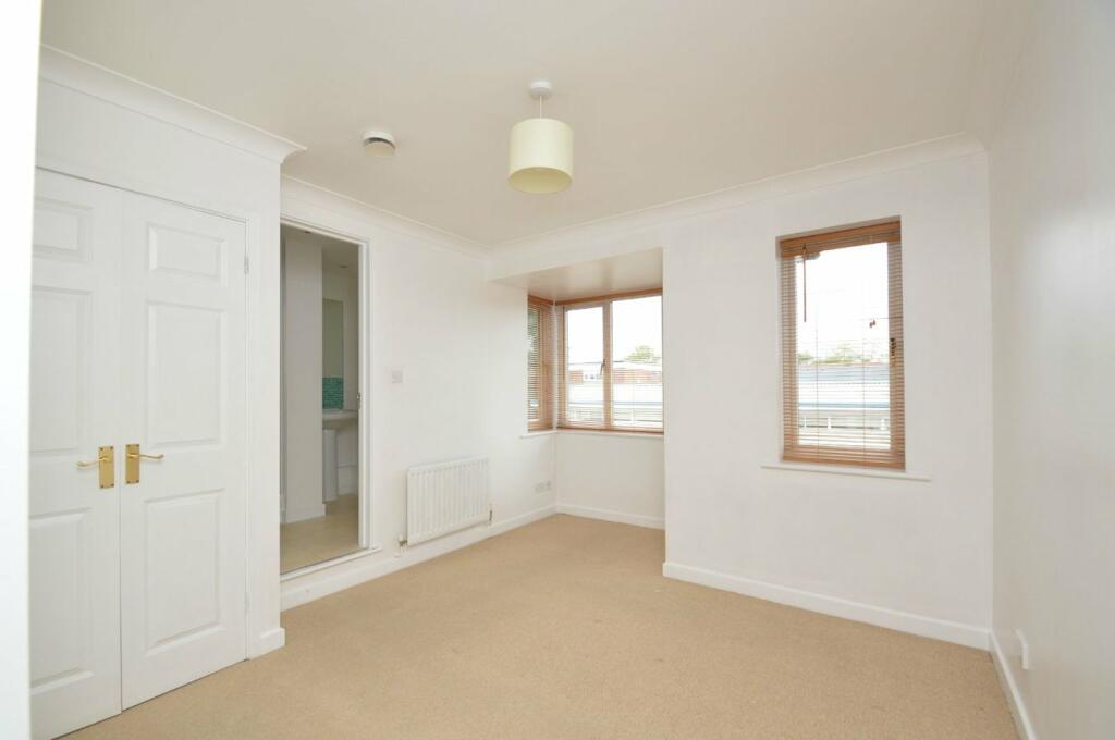 2 bed Flat for rent in Walton-on-Thames. From Martin Flashman and Co